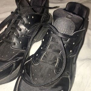 BLACK AIR HUARACHES.